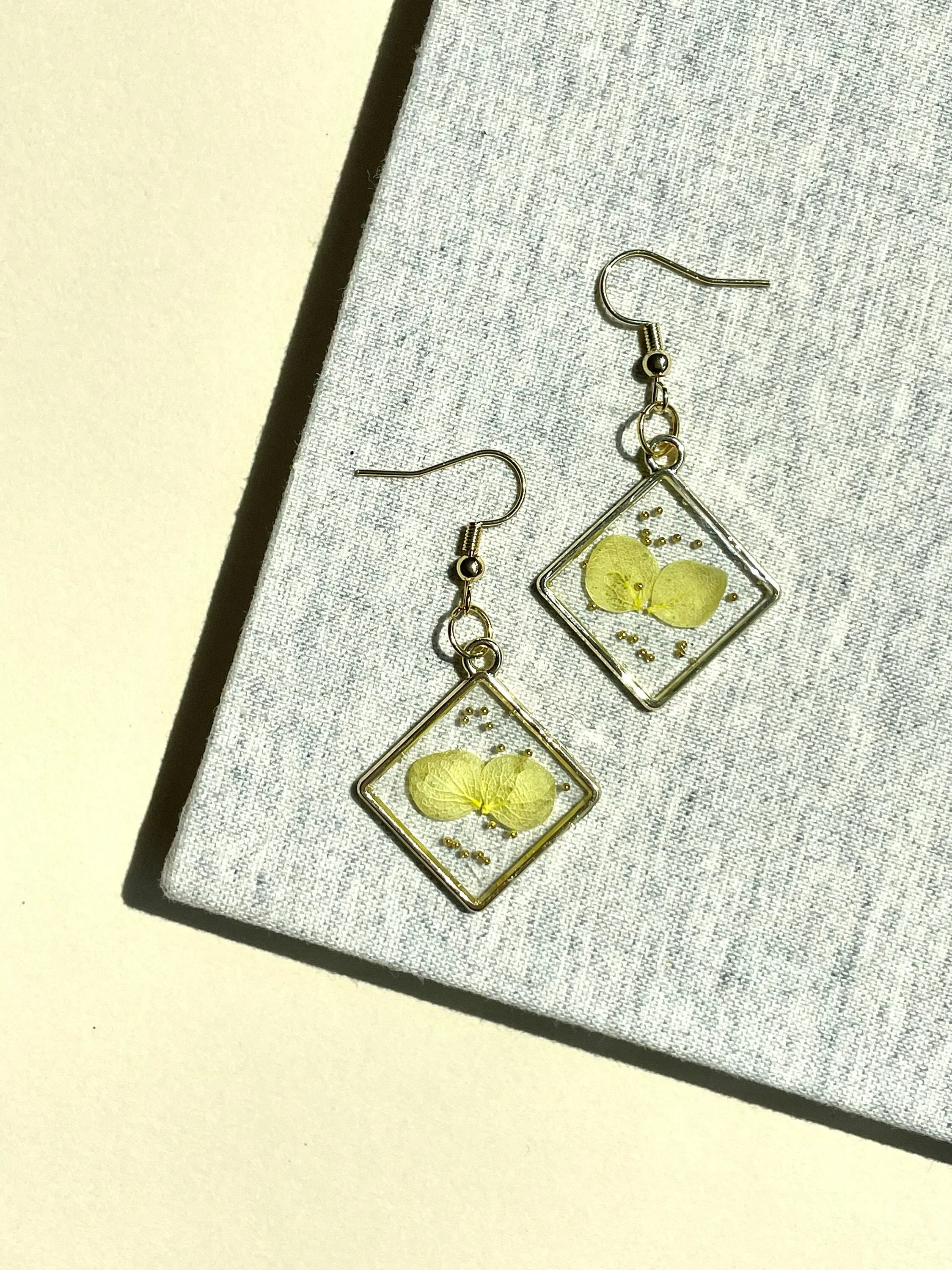 Simplistic Resin Botanical Earrings - Image 4